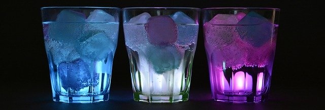 Cubitos de hielo en vasos